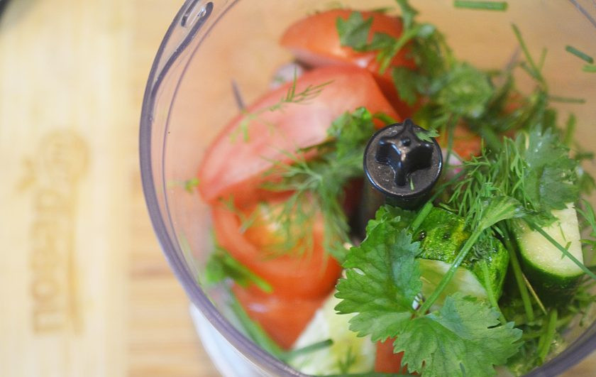 1. Этап. Гаспачо с редисом и фенхелем: В чашу блендера сложите все крупно нарезанные овощи, 2/3 перцев, укроп, лук, петрушку, лимонный сок.