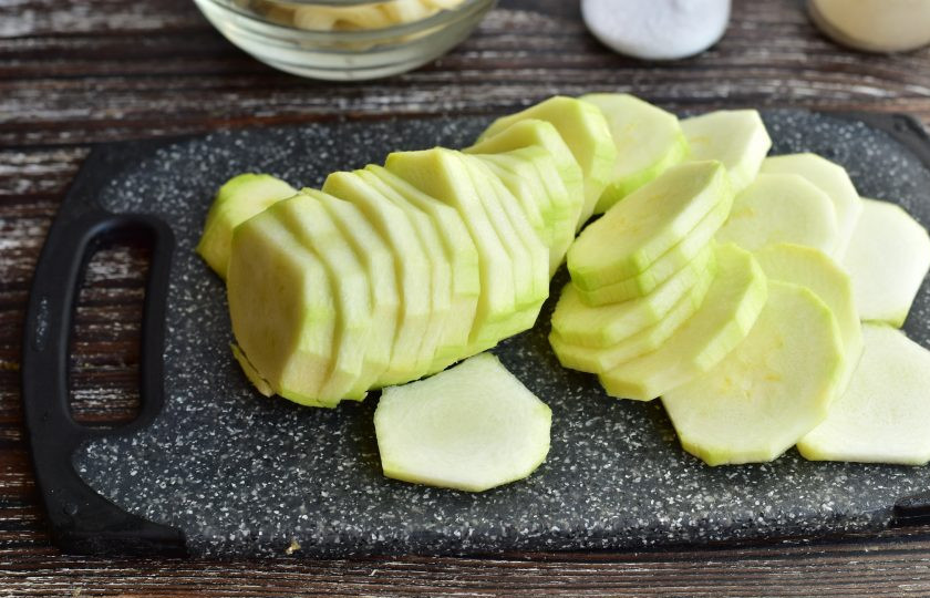 1. Этап. Запеканка из макарон с овощами: Кабачок вымойте, очистите, нарежьте кружочками.