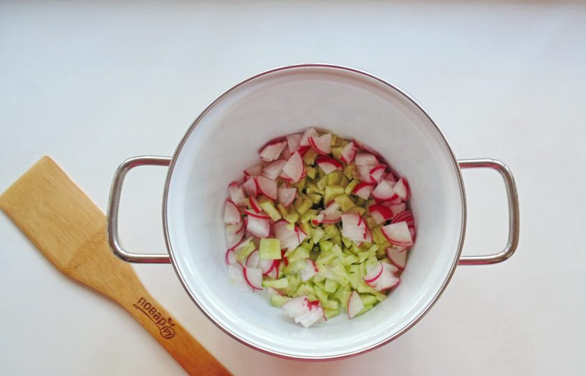 1. Этап. Холодный латышский суп: Выложите в кастрюлю нарезанный редис.