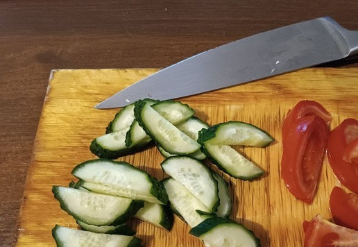 1. Этап. Салат с помидорами и огурцами Мяучка: Огурец и помидор режем вот такими дольками. И в салатницу.