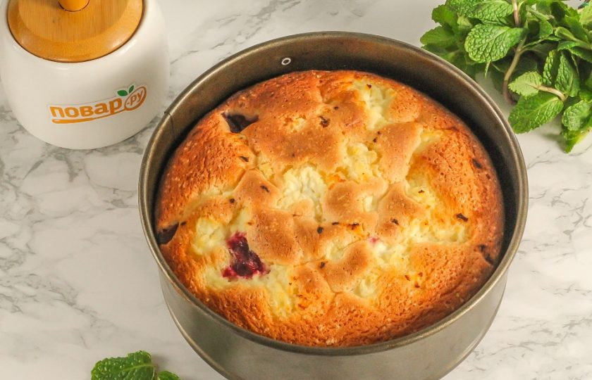 1. Этап. Шарлотка с творогом и вишней: Поместите форму в духовку на средний уровень и испеките в течение 25-30 минут. Обязательно проверьте середину пирога с помощью деревянной шпажки, она должна выходить из него сухой. Извлеките форму и переверните ее на бок, оставьте остывать. Если форму не перевернуть, то шарлотка осядет из-за разницы температур.