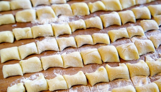 1. Этап. Гноччи: А теперь каждую колбаску разрезаем на небольшие кусочки.