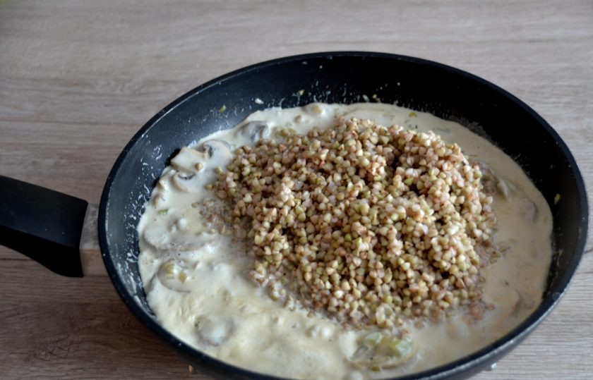 1. Этап. Зеленая гречка с грибами: Выложите гречку в сковороду, перемешайте, прогрейте, чтобы соединились все вкусы.
