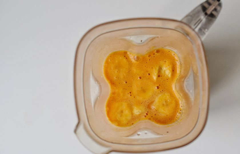 1. Этап. Смузи с облепихой: Измельчите все ингредиенты в блендере.