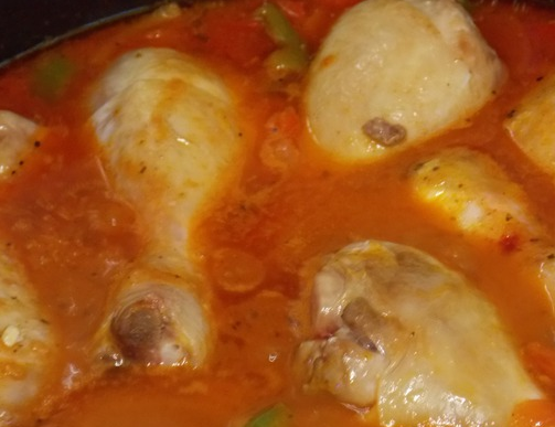 1. Этап. Тушеные куриные ножки: Вливаем масло, кладем голень добавляем специи и перемешиваем. Закрываем крышкой и тушим примерно 30 мин. (до мягкости курицы). Выключаем и даем настояться примерно 20 мин.