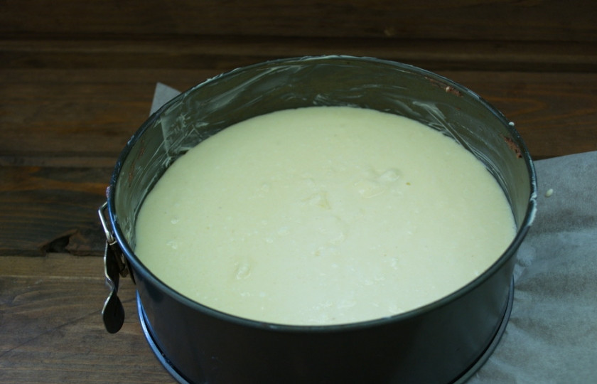 1. Этап. Диетический чизкейк: Сверху залить белым тестом. Разровнять. Белое тесто будет немного жиже, ибо какао дает плотность массе.