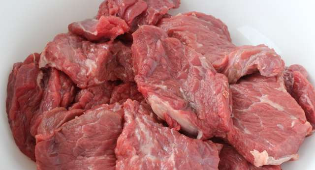 1. Этап. Отбивная по-криольски: 1. Мясо режем, натираем солью и немного отбиваем.