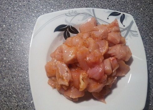 1. Этап. Салат из курицы с апельсинами: Куриную грудку нарезаем на небольшие кусочки. Посыпаем солью и приправой для курицы, перемешиваем и оставляем минут на 15. Если у вас нет смеси приправ, используйте свои любимые специи.