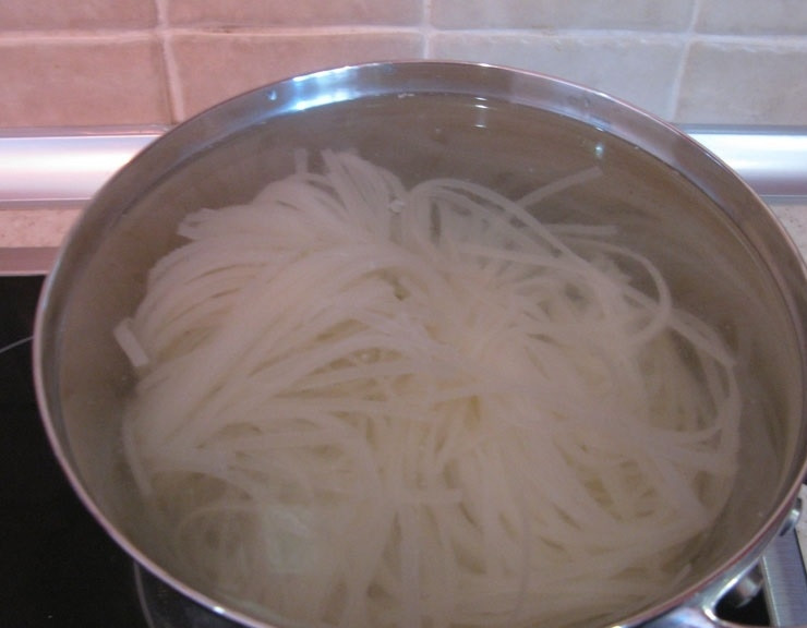 1. Этап. Китайская лапша с морепродуктами: 3. В кастрюлю наливаю воду, отправляю на огонь, после закипания отвариваю рисовую лапшу в течение 2-5 минут.