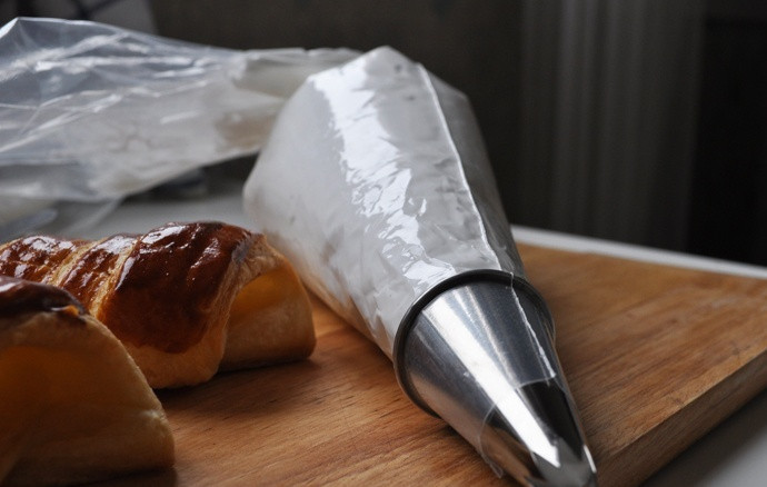 1. Этап. Слоеные трубочки: Перекладываем крем в кондитерский шприц, а трубочки освобождаем от бумажного каркаса.