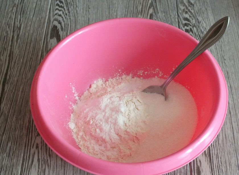 1. Этап. Печенье с ирисками: В чаше смешайте сухие ингредиенты.