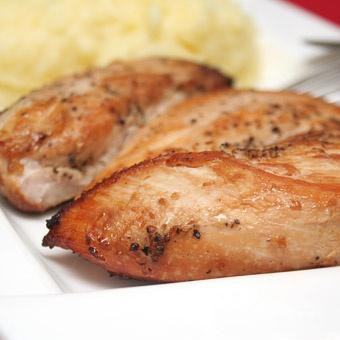 1. Этап. Копченые куриные грудки: 6. Перекладываем на блюдо, перед подачей минут 10 даем постоять под накрытой фольгой.