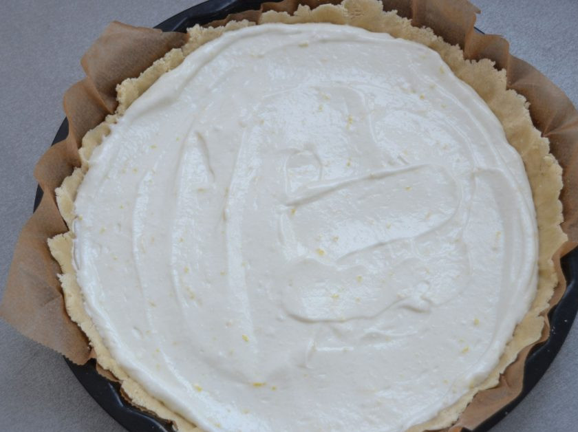 1. Этап. Пирог с грушей и сыром: Выложите начинку в форму, разровняйте.