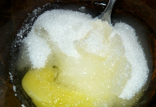 1. Этап. Печенье Улитка: Взбиваем яйца с сахаром, солью и ванилином до тех пор, пока сахар полностью не растворится.