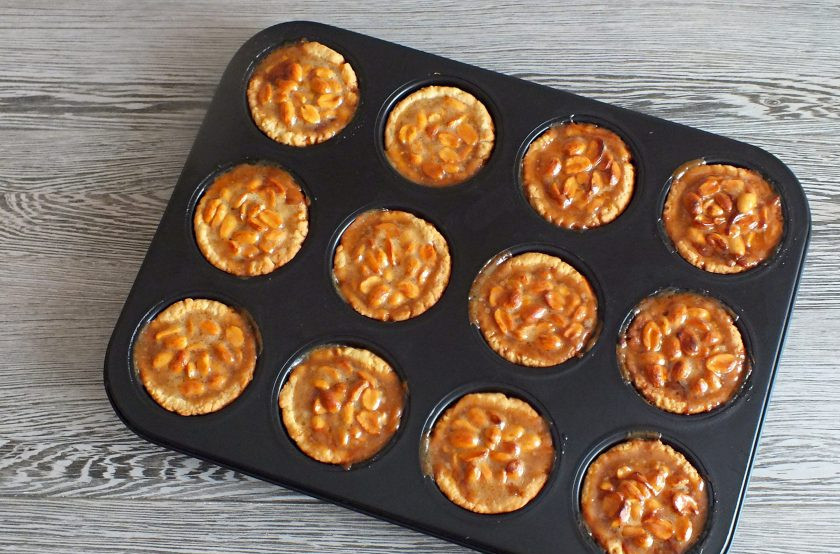 1. Этап. Тарталетки с орехами и карамелью: По истечении времени достаньте форму с готовыми пирожными из духовки. Остудите, чтобы можно было вынуть из формы.