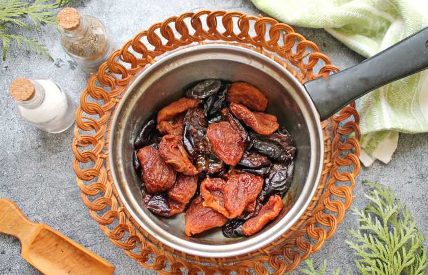 1. Этап. Гармошка из свинины с курагой, черносливом и сыром: Сухофрукты вымойте и выложите в сотейник. Влейте воду, коньяк и немного посолите. Варите на медленном огне в течение 5 минут, курага и чернослив должны стать мягкими, а жидкость выпариться. Снимите с огня и полностью остудите.