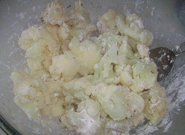 1. Этап. Цветная капуста жареная в муке: Хорошо перемешиваем все ингредиенты, чтобы мука, соль и перец равномерно распределились по все капусте.