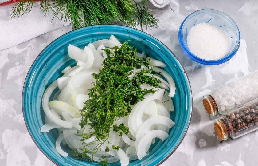 1. Этап. Маринованный лук с укропом: Промойте зелень укропа, измельчите и добавьте к луковой нарезке.