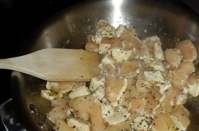 1. Этап. Теплый салат с рисом и курицей: На оливковом масле обжарьте чеснок, орегано и лимонную цедру (несколько минут). Добавьте курицу, нарезанную средним кубиком.