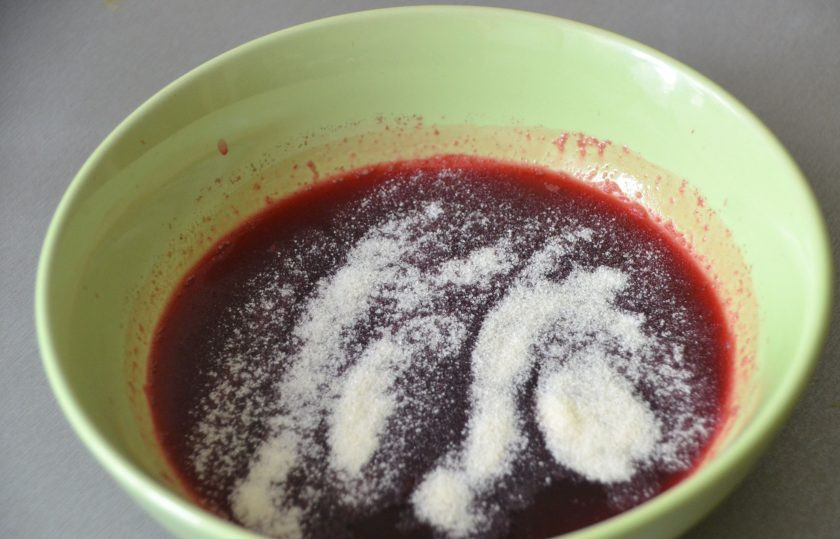 1. Этап. Прозрачное желе: Процедите ежевичный морс, охладите до комнатной температуры, добавьте половину желатина, хорошо размешайте, перелейте в сотейник, нагрейте, но не кипятите.