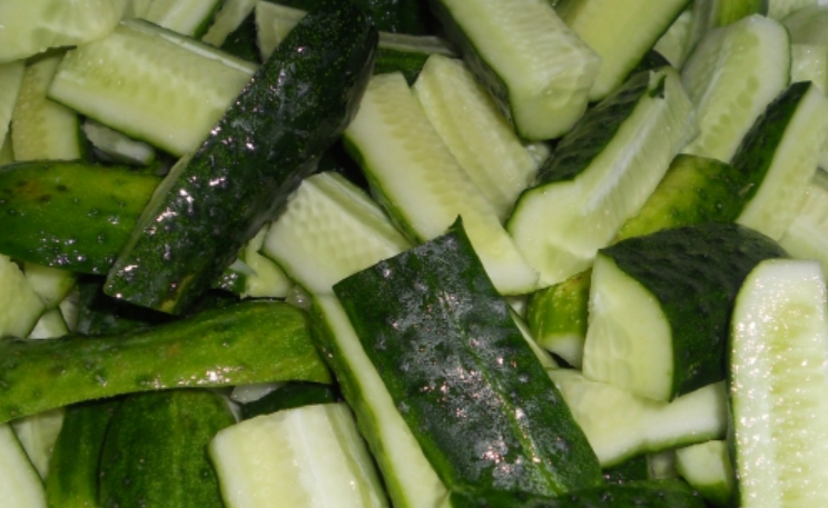 1. Этап. Огурцы в чесночном соусе на зиму: Огурцы тщательно промываем, обрезаем кончики. Разрезаем каждый огурец на 8 частей.