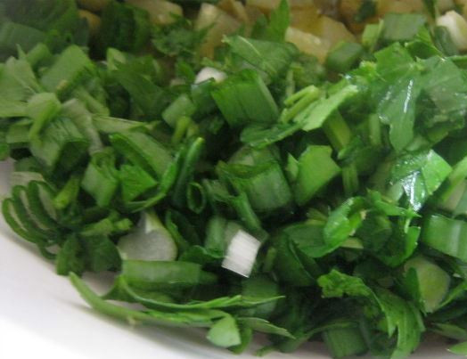 1. Этап. Второе из фарша: Всю зелень промываем и режем мелко.