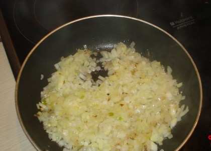 1. Этап. Щи из морской капусты: 3. На отдельной сковороде обжарьте до легкого золотистого цвета нарезанный кубиками лук. При желании дополнить этот простой рецепт щей из морской капусты вы можете морковью, а также томатной пастой (для более яркого цвета).