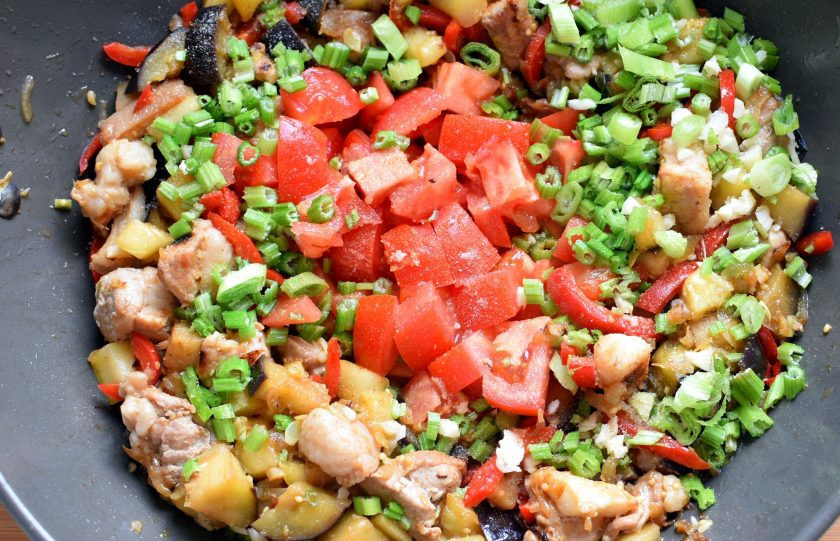 1. Этап. Рагу из свинины с баклажанами: Выложите нарезанные крупными кубиками помидоры и шинкованный сельдерей. Добавьте рубленный крупно чеснок, посолите и поперчите. Тушите блюдо минут 15-20 на медленном огне, помешивая изредка, чтобы рагу не превратилось в кашу.