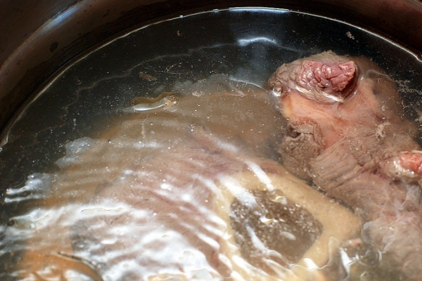 1. Этап. Суп с говядиной и рисом: Бульон отварите, посолите в конце.