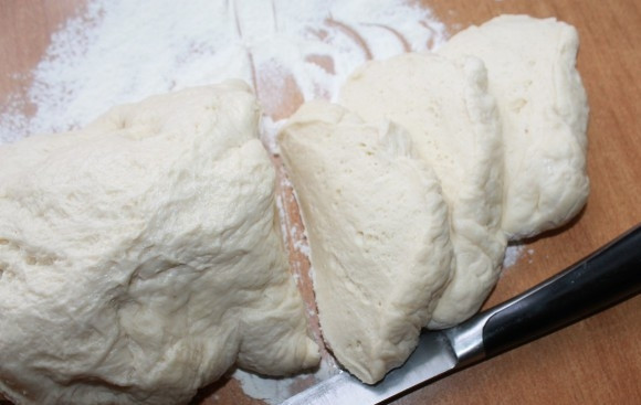 1. Этап. Закусочный сырный пирог: 4. Тесто разделите на небольшие кусочки (размер зависит от жаропрочной формы).