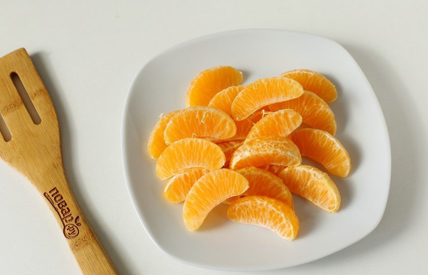 1. Этап. Пирог с мандаринами на кефире: Мандарины очистите от кожуры и разделите на дольки. Один мандарин оставьте для верха.