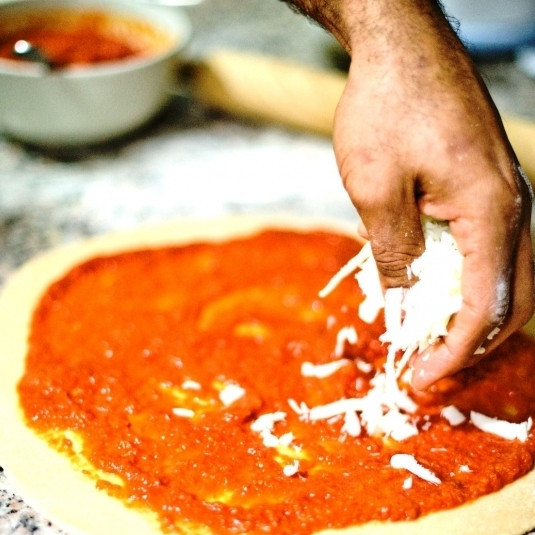 1. Этап. Итальянская пицца Маргарита: Посыпаем тертой моцареллой.