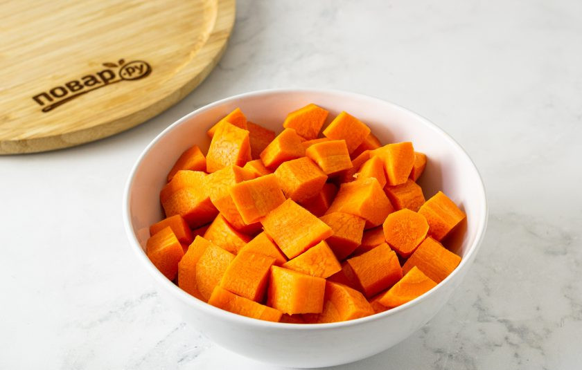 1. Этап. Сок из моркови: Морковь тщательно помойте, очистите от кожуры. Нарежьте на кусочки среднего размера.