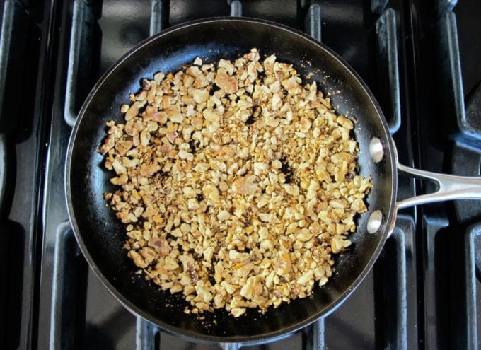 1. Этап. Тартар из свеклы: 3. Орехи нарубите небольшими кусочками. Обжарьте их на сухой сковороде в течение 5 минут, помешивая.