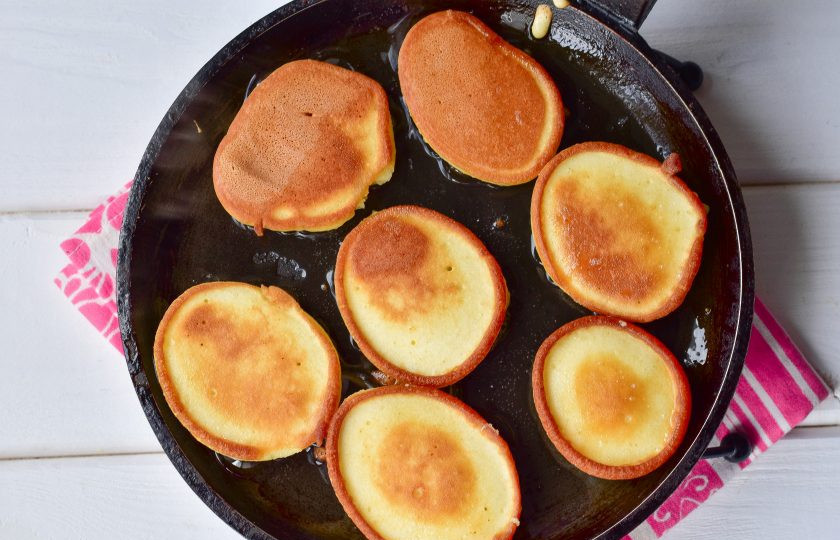 1. Этап. Оладьи на кефире с кипятком: Жарьте оладьи около минуты с каждой стороны.