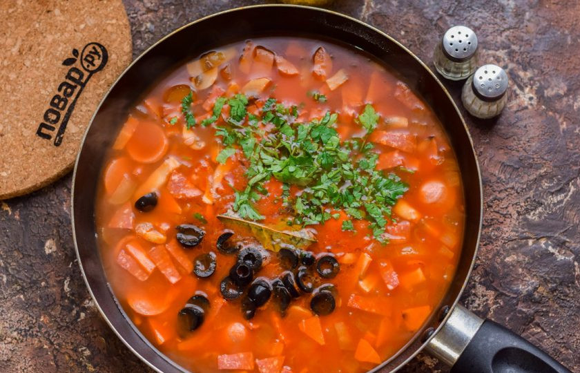 1. Этап. Солянка Барская: В конце приготовления добавьте зелень и маслины.