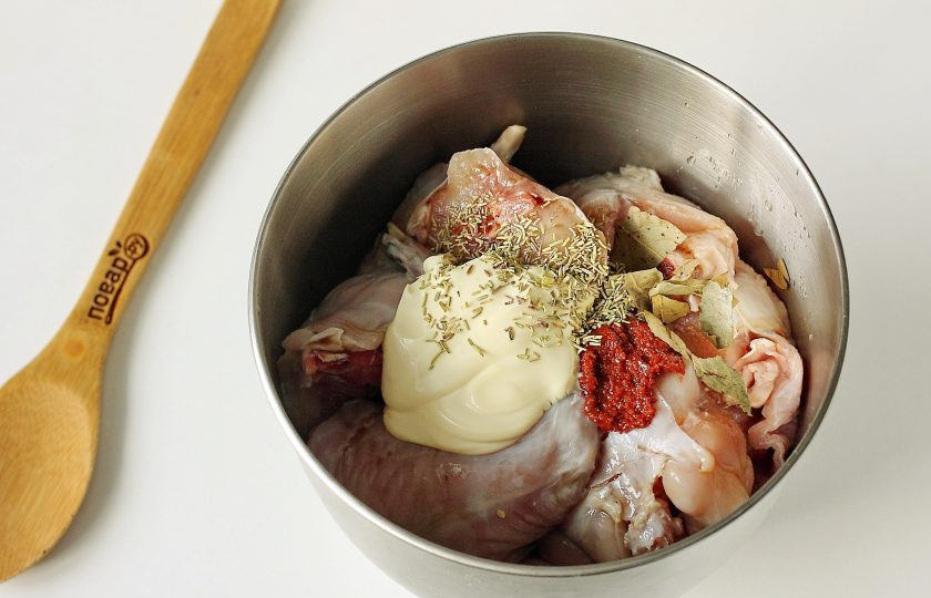 1. Этап. Кролик в соевом соусе в духовке: Добавьте лимонный сок, соевый соус, аджику, майонез, измельченный лавровый лист, розмарин, соль и перец по вкусу.