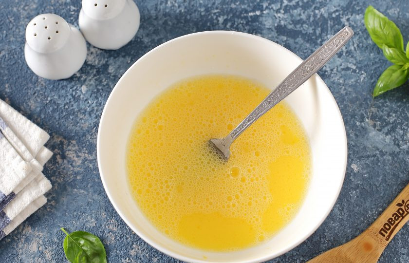 1. Этап. Пельмени с базиликом: Соедините воду, яйцо и растительное масло. Добавьте 0,5 ч.л. соли и взбей все вилочкой.