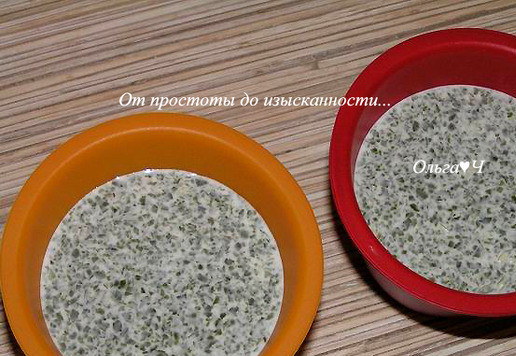 1. Этап. Мятное бланманже с вишневым конфитюром: Разлейте массу по формочкам (по желанию процедите через сито), отправьте в холодильник до застывания.