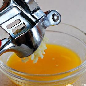 1. Этап. Чесночные булочки: Тем временем сделайте глазурь. Растопите масло (можно в микроволновке) и выдавите туда чеснок.