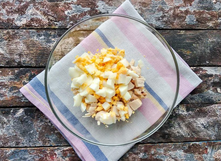 1. Этап. Салат с курицей и арахисом: Яйца нарежьте и добавьте к курице.