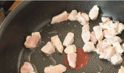 1. Этап. Соба с курицей и овощами: Обжарьте курицу на сковороде с маслом до корочки, изредка переворачивая.