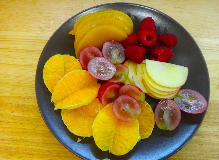 1. Этап. Тарталетки с фруктами в желе: Затем отправьте тарталетки обратно в духовку, чтобы они подрумянились. Тем временем порежьте ваши любимые фрукты.