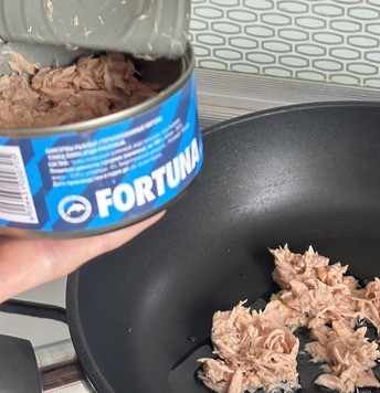 1. Этап. Птитим с FORTUNой: Пока варится птитим, приготовим тунец. Я использовала тунец ТМ «Fortuna» полосатый рубленый. Сковороду сбрызнуть маслом и выложить тунец.