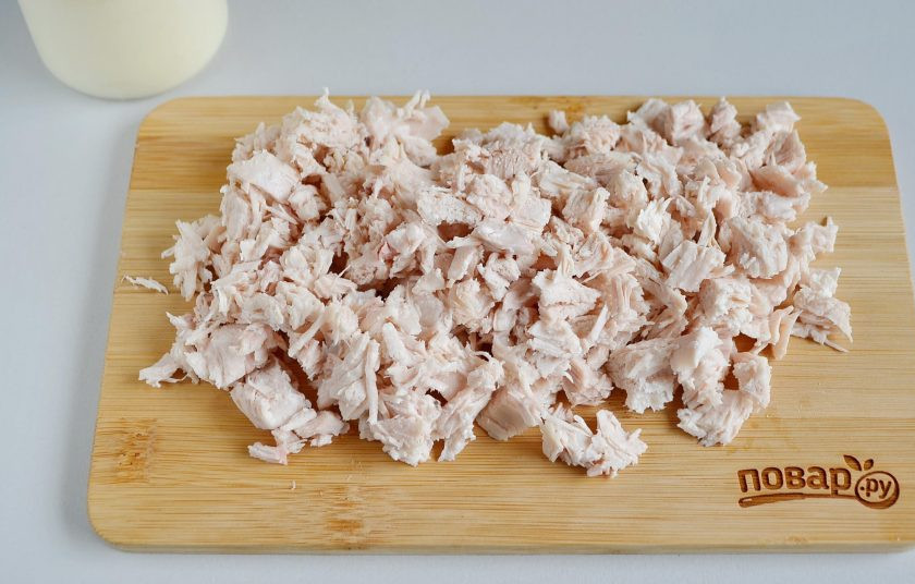 1. Этап. Салат Пасхальный кролик: 3. Куриное мясо отделите от костей, порежьте кубиками или разберите на волокна.