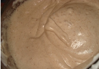 1. Этап. Торт Прага по ГОСТу: Растопим и охладим сливочное масло. Вливаем масло в тесто по краю и перемешиваем.