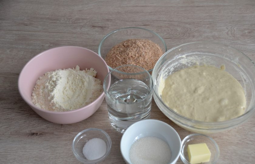 1. Этап. Хлеб Докторский: Подготовьте ингредиенты, включая опару, которую следует приготовить заранее, за 10-12 часов до замеса теста (лучше с вечера).