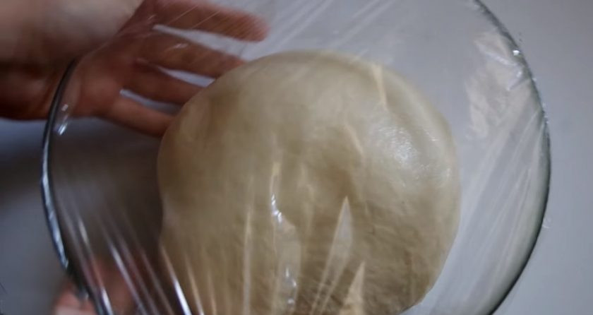 1. Этап. Французская булка на закваске: Тесто накройте пищевой пленкой, поставьте в теплое место на 2,5-3 часа.