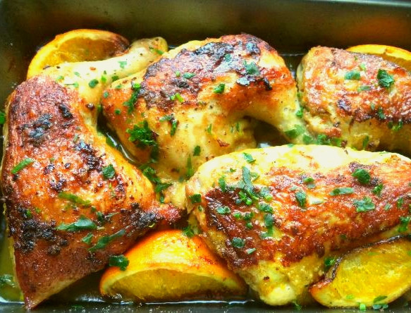 1. Этап. Куриные бедра с апельсинами: В процессе тушения (либо запекания) можно поливать курицу водой, смешанной с апельсиновым соком. Готовые бедрышки посыпаем зеленью. Оцените бесподобный аромат курятины в сочетании с апельсинами!