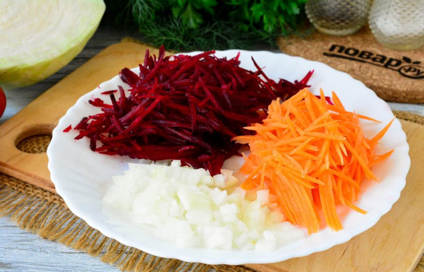 1. Этап. Борщ без зажарки: Подготовьте овощи, которые обычно нужны для зажарки. Почистите свеклу, лук и морковь. Свеклу и морковь натрите на терке, а лук нарежьте мелкими кубиками.